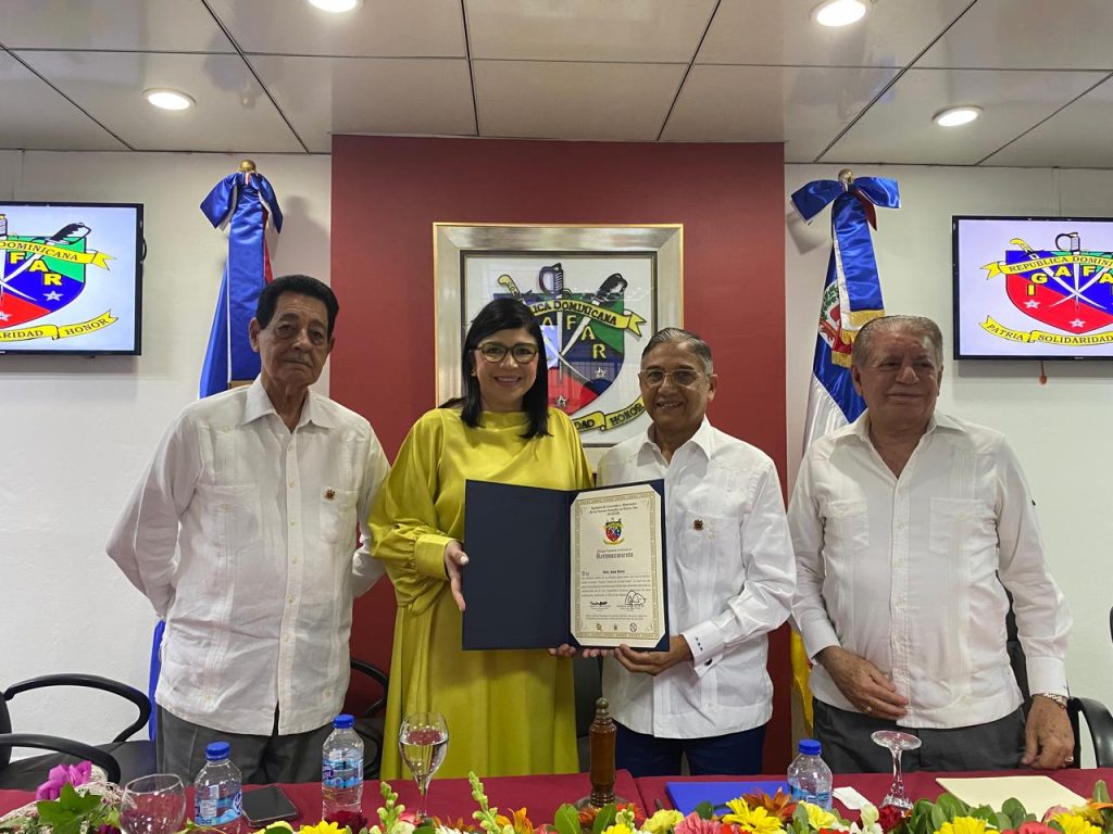 Entrega de Reconocimeinto a la Dra. Ana Simó, en ocasión de impartir una magistral conferencia titulada “El Amor y el Sexo en la Tercera Edad”